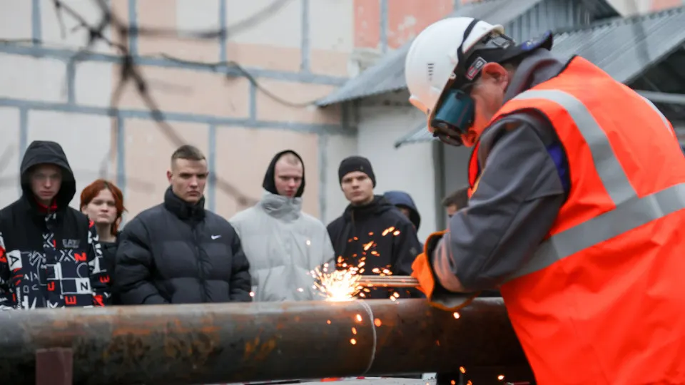 По расчетам FinExpertiza на основе данных Росстата и Роструда, число свободных рабочих рук упало с 7 млн в 2021 году до 4,4 млн к концу 2025-го; дефицит молодых работников и старение населения усиливают нагрузку на экономику.