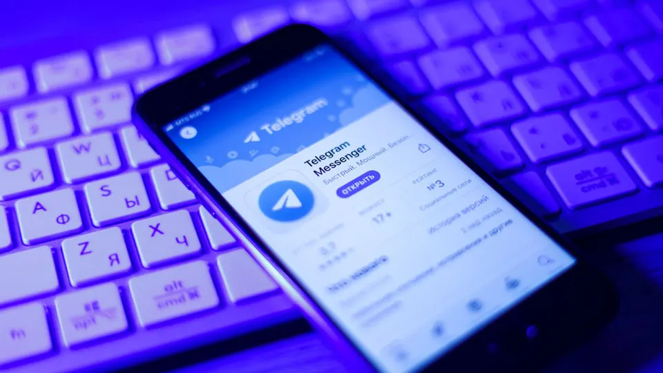 До 70% российских компаний по-прежнему используют Telegram, WhatsApp и другие зарубежные мессенджеры для работы, однако после ограничений Telegram резко вырос спрос на отечественные корпоративные решения.