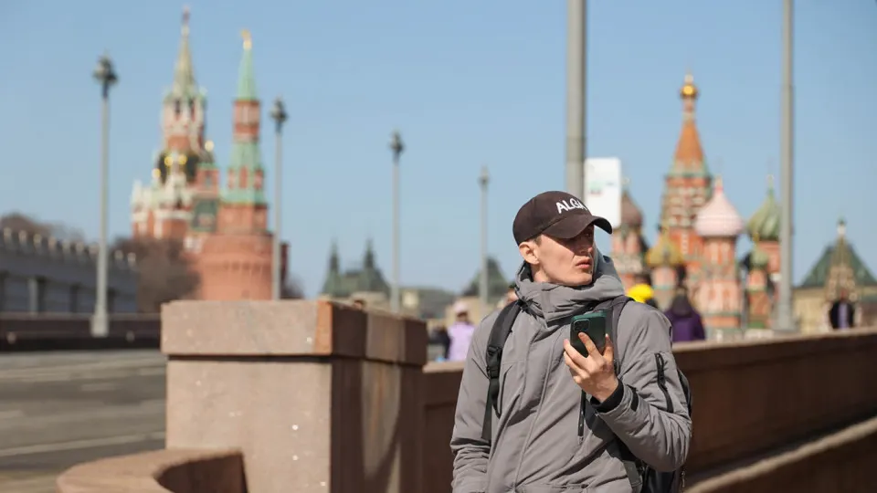 Мобильные операторы включают опцию «Защита интернета» без запроса у пользователей — это приводит к блокировкам легальных сайтов, облачных хранилищ и игровых серверов, эксперты предупреждают о риске размывания сетевой нейтральности.