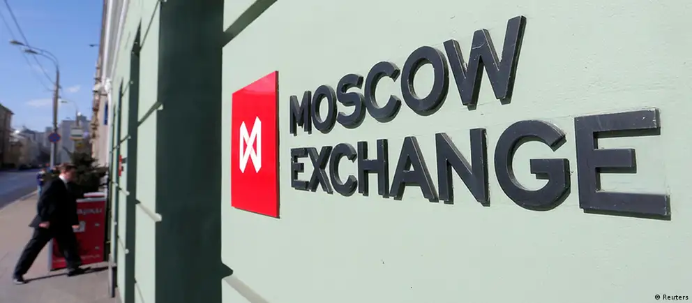 Басманный суд Москвы ввёл запрет определённых действий для двух подозреваемых в манипулировании ценами на Московской бирже. Следствие оценивает извлечённый доход более чем в 28 млн рублей; дело связано с публикациями в тематических Telegram‑каналах.