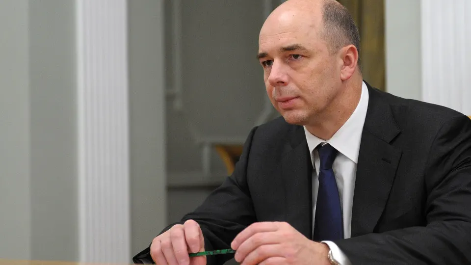 Глава Минфина Антон Силуанов сообщил, что искусственный интеллект используется при подготовке бюджета как подсказчик для оптимизации распределения средств, однако окончательные решения принимают люди. Технологии уже применяются и в налоговой, и в таможне. На этом фоне совокупный дефицит бюджетов России в 2025 году достиг рекордных 8,291 трлн рублей.