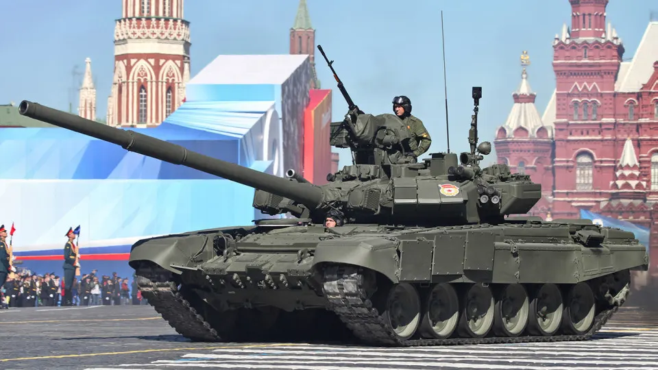 Минобороны объявило, что на Красной площади пройдут только марширующие колонны; бронетехника и ракетные комплексы исключены из состава парада. Вместо участия суворовцев, нахимовцев и кадетов будет организована телетрансляция подразделений, действующих на СВО и несущих службу в ракетных войсках, ВКС и на флоте.