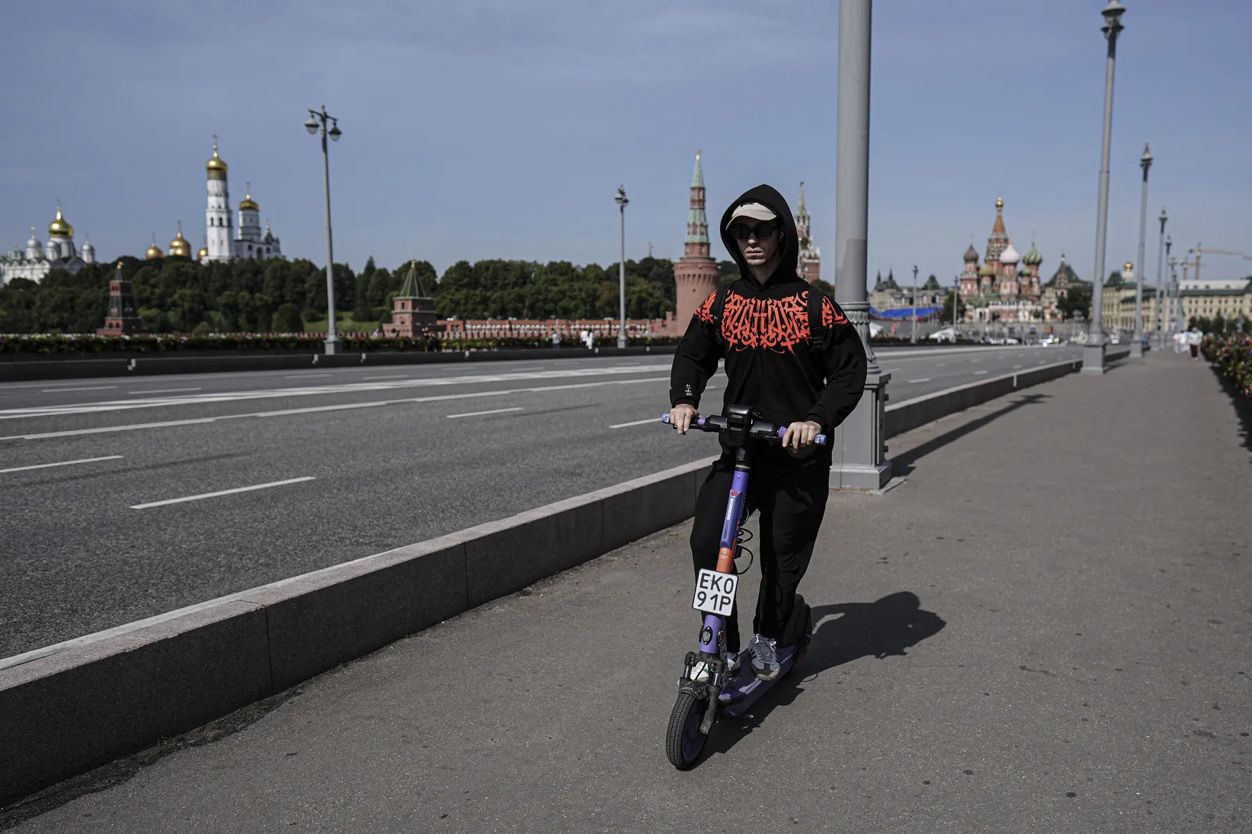 В научной статье специалистов МАДИ предлагается разрешить аренду электросамокатов и каршеринга в Москве только через мессенджер Max и обязать фиксировать в нем поездки даже владельцев личных СИМ.