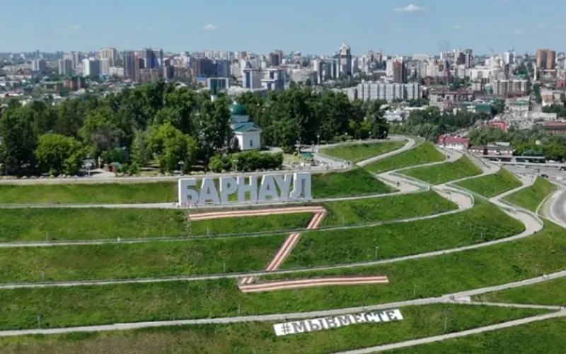 Муниципальное учреждение Барнаула разместило на сайте госзакупок закупку на демонтаж и замену баннеров с буквой Z в «георгиевской» расцветке. Начальная стоимость контракта — 1,96 млн руб.; городская казна на 2026 год принята с дефицитом более 1,3 млрд руб.