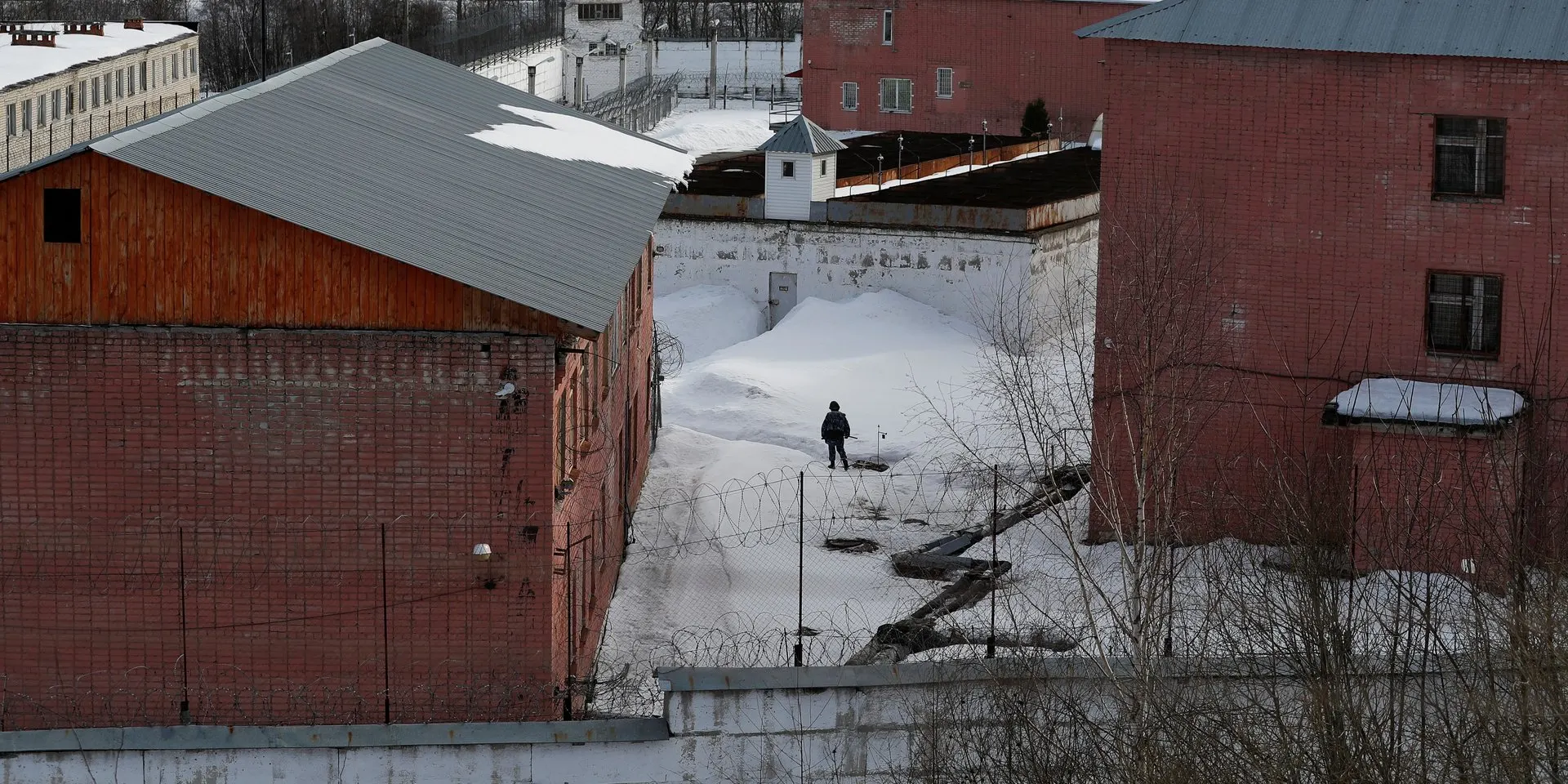 По данным ФСИН, в 2025 году количество обвиняемых и осуждённых в следственных изоляторах упало до примерно 81 тысячи — рекордно низкий показатель. Одной из причин называют уход обвиняемых на военную службу по контракту и приостановку дел.