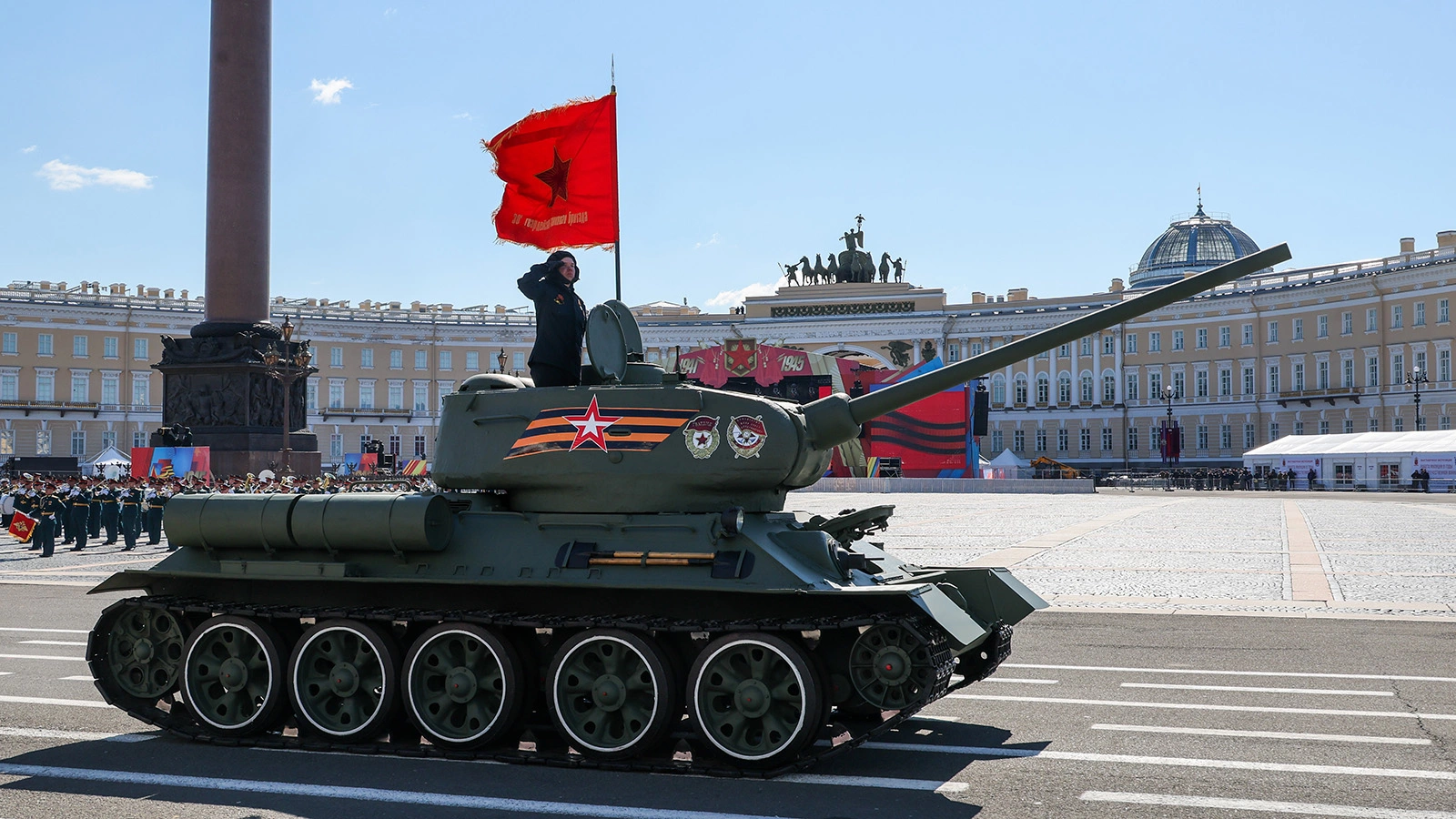 На Дворцовой площади установят одну трибуну примерно на 300 человек, в основном для ветеранов СВО. Проезда военной техники и участия ветеранов Великой Отечественной войны не будет; нахимовцев, суворовцев и кадетов тоже не ожидают.
