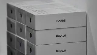 У российских продавцов скопились крупные запасы дорогих смартфонов Apple и Samsung. Из‑за падения покупательской способности спрос на электронику ослаб, продажи просели, а цены на флагманские модели заметно снизились.