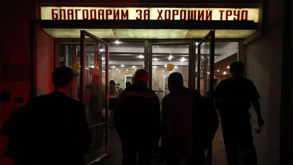 К началу апреля объем планируемых сокращений в бюджетном секторе превысил 105 тысяч человек. Больше всего увольнений ожидается в Москве и ряде регионов, где усиливаются проблемы с дефицитом федерального и региональных бюджетов.