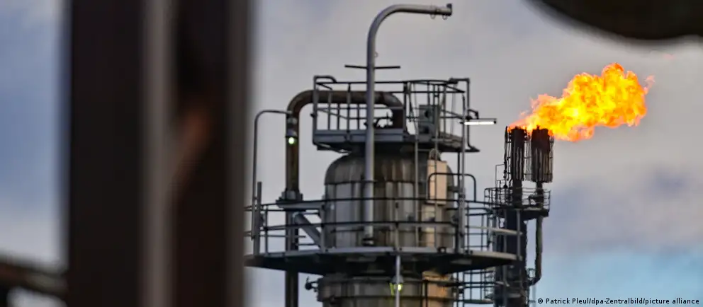 С мая 2026 года Россия планирует остановить транзит казахстанской нефти по трубопроводу «Дружба». Это затронет крупный нефтеперерабатывающий завод PCK в Шведте и может повлиять на цены и поставки топлива в регионе.