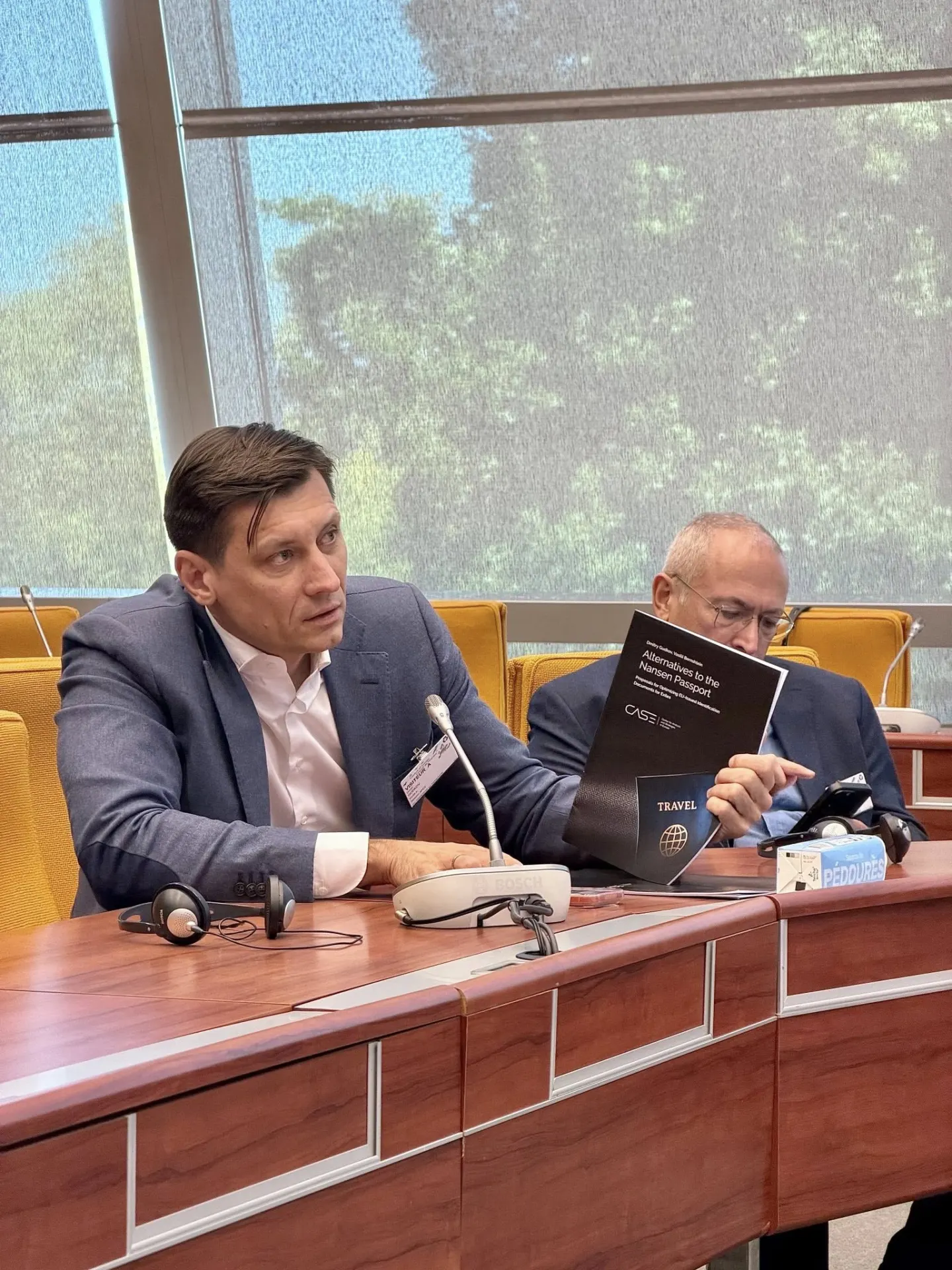 Политик заявил, что платформа задумывалась как площадка для диалога и осудил антисемитские и гомофобные высказывания одного из участников; другие члены и правозащитники потребовали реагировать на инцидент.