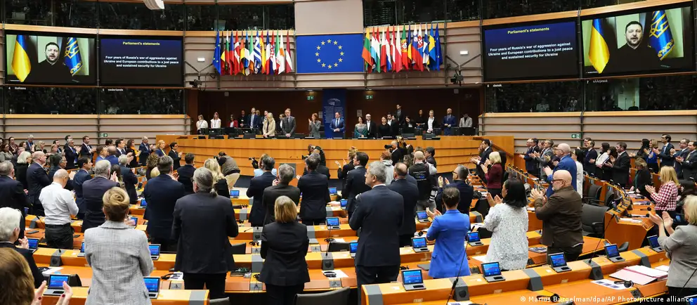 Депутаты Европарламента осудили атаки на гражданское население Украины, потребовали ускорить создание спецтрибунала, предложили использовать замороженные активы РФ для компенсаций и восстановления и призвали к дальнейшему расширению санкций.