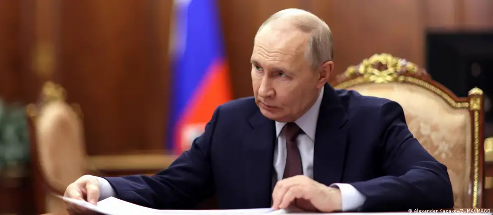 Президент России утвердил поправки в антикоррупционное законодательство: государство перестанет проверять сделки, совершенные чиновниками и их семьями до назначения на должность, а также добрачные доходы супругов, и изменит порядок декларирования семейных доходов.