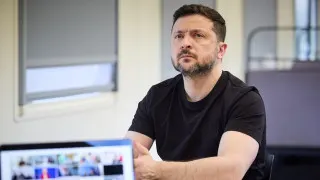 Президент Украины Владимир Зеленский считает, что ограничения доступа к интернету и блокировки мессенджеров в России связаны с подготовкой к масштабной мобилизации и возможному новому наступлению на Украину, а также с попыткой проверить реакцию НАТО через потенциальную операцию в странах Балтии.