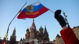 В начале 2026 года российская экономика столкнулась с резким ростом неплатежей между компаниями: объем просроченной дебиторской задолженности превысил 8,2 трлн рублей, что соответствует 3,8% ВВП. Основной удар пришёлся на обрабатывающую промышленность и торговлю, а рост долгов бизнес-сектора эксперты напрямую связывают с повышением налогов и сокращением бюджетных расходов.