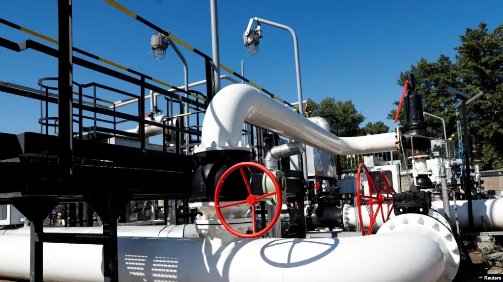 Украинские источники заявляют об ударе беспилотников по нефтяной станции «Самара» магистрального трубопровода «Дружба» в Самарской области и возгорании резервуаров с нефтью, при этом официальных подтверждений ущерба и пожара пока нет.