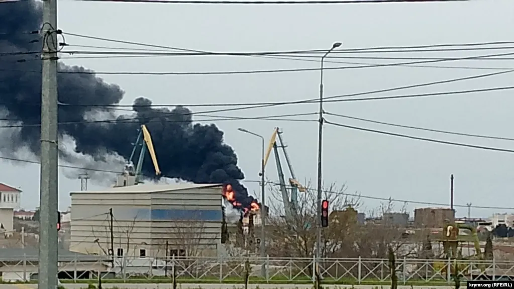 В ночь на 22 апреля украинские беспилотники атаковали порт в районе Севастополя и ряд пунктов управления беспилотниками в приграничных регионах, о срабатывании ПВО и последствиях удара сообщили как украинские, так и российские официальные структуры.