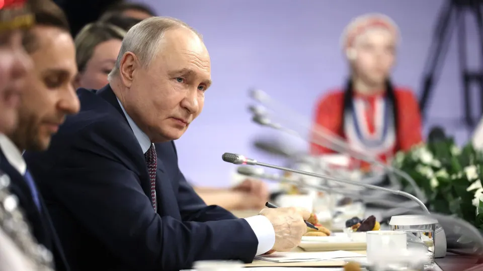 Президент повторил намерение связать Сахалин с материком мостовым переходом, отметив, что самая высокая статья расходов — сопутствующая инфраструктура. Тема высказывалась им уже не раз на протяжении нескольких лет; оценки стоимости проекта менялись от сотен миллиардов до почти триллиона рублей.