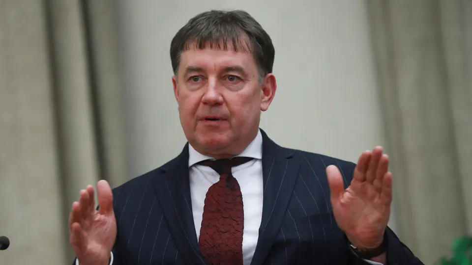 Мосгорсуд оставил в силе решение о национализации имущества бывшего председателя Совета судей России Виктора Момотова: у него и аффилированных лиц изъяли десятки участков и объектов недвижимости, сеть отелей Marton и другие активы на сумму около 9 млрд рублей на фоне обвинений в связях с криминальными авторитетами и использовании гостиниц для организации проституции, в том числе с участием несовершеннолетних.