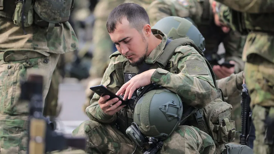 Несмотря на попытки перевести солдат на государственные платформы и блокировки связи, бойцы продолжают общаться через Telegram с помощью VPN; проблемы со связью и блокировки спутникового интернета усугубляют ситуацию.