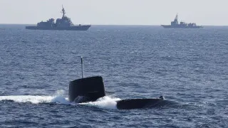 Правительство Японии существенно ослабило многолетние ограничения на экспорт летального оружия, открыв путь к продаже ракет, кораблей, подлодок и самолетов за рубеж. Новая политика ориентирована на союзников в Азии и Европе и допускает исключительные поставки даже в зоны конфликтов при условии защиты национальной безопасности страны.