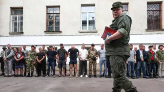 Минобороны подготовило поправки, которые позволят проверять военнослужащих на алкогольное опьянение непосредственно в воинских частях без обязательной доставки в медучреждение. Инициатива связана с трудностями доставки военных на освидетельствование и сообщениями о наборе в армию людей с алкогольной зависимостью.