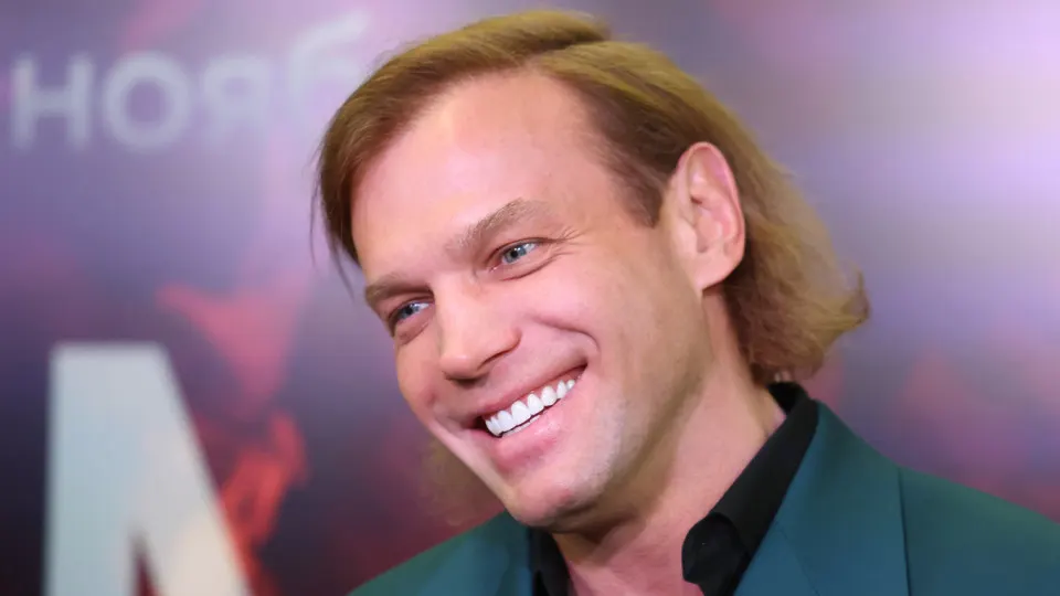 Следствие завершило расследование уголовного дела о поставках китайских комплектующих под видом российских деталей при модернизации автомата АК‑12. По версии следствия, ущерб от действий фигурантов превысил 37 млн рублей, на скамье подсудимых — пятеро обвиняемых, включая топ‑менеджера по закупкам и известного хореографа.