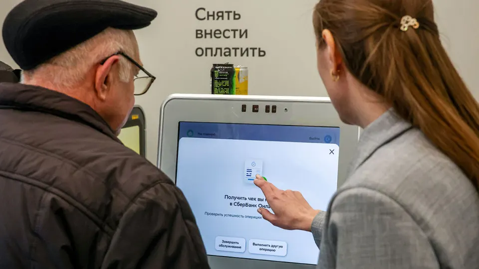 По итогам года персонал 20 крупных банков сократился на 4% — до 557 тыс. человек. Основная часть увольнений пришлась на крупнейшие госбанки; банки закрывают отделения, передают процессы на аутсорсинг и активнее внедряют автоматизацию и AI.