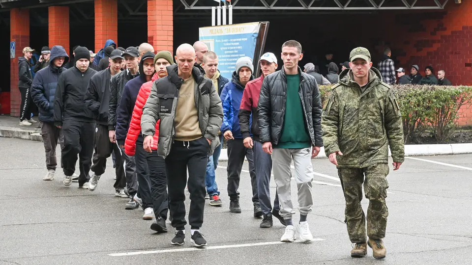 Молодому человеку, получившему повестку и оказавшемуся в электронном реестре, запретили выезд: попытки покинуть страну через сухопутную границу и аэропорты в Белоруссии окончились отказом без письменных объяснений.