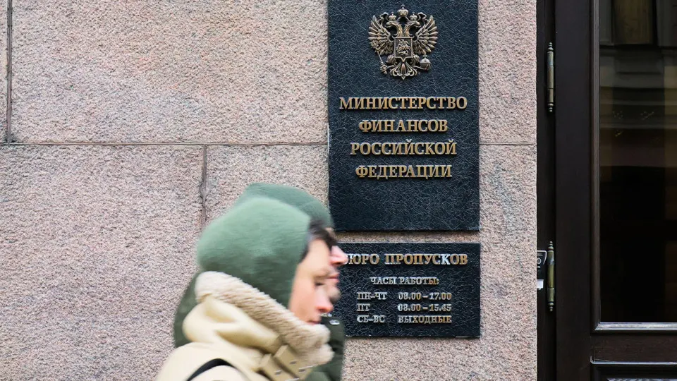 С мая Минфин возвращается к операциям покупки и продажи валюты и золота по бюджетному правилу, чтобы использовать подорожание нефти для пополнения ФНБ и сгладить влияние сырьевой конъюнктуры на курс рубля и бюджет.