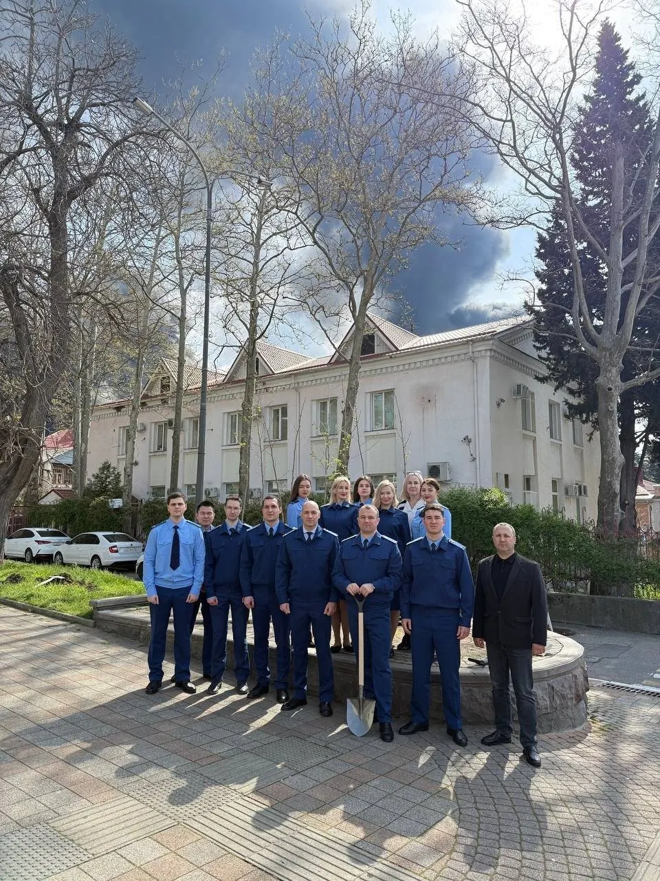 Прокуратура Краснодарского края разместила отчет об акции по озеленению города к 9 Мая с фотографиями сотрудников на фоне столба дыма от продолжающегося несколько дней пожара в морском терминале Туапсе после атаки дронов.
