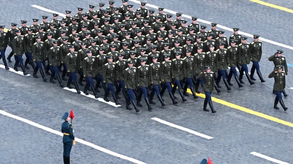 Власти рассматривают вариант сокращённого парада 9 мая: без военной техники, с существенно меньшим числом гостей и укороченной программой. Репетиции и воздушная часть также могут быть отменены.