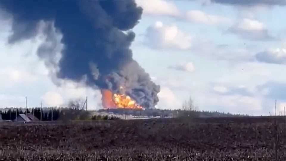 Утром 30 апреля беспилотники атаковали НПЗ «Лукойл‑Пермнефтеоргсинтез» в Перми. В результате попаданий загорелись колонны первичной переработки, возник крупный столб дыма; ряд вузов перешёл на дистанционный формат обучения.