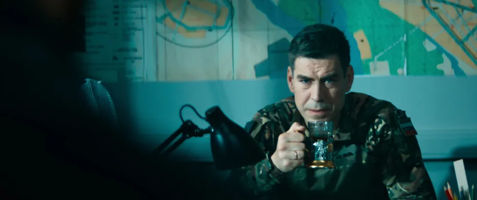За последние годы в России появилось много фильмов и сериалов о войне в Украине. Они редко собирают кассу, часто полны штампов и халтуры, но при этом формируют образ «настоящего» солдата и вырастающую про‑военную обиду на власть.