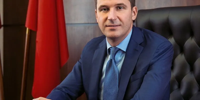 Буцаев, отправленный в отставку на прошлой неделе, уехал через Минск 22 апреля. Против ряда топ‑менеджеров РЭО возбуждены уголовные дела, в одном из материалов упоминается и он.