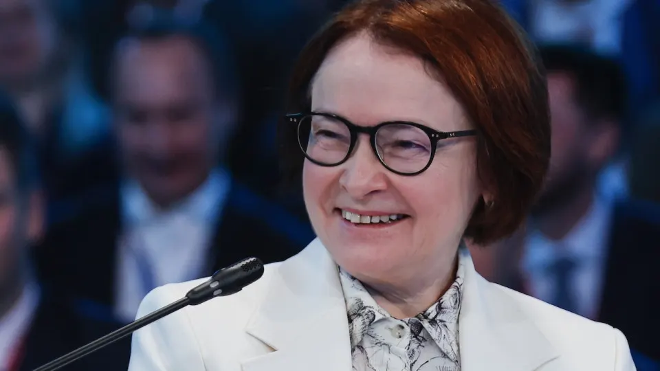Глава Центробанка заявила, что санкции закрыли доступ к западному капиталу, и теперь экономика в основном опирается на внутренние сбережения на фоне высокой инфляции и процентных ставок.