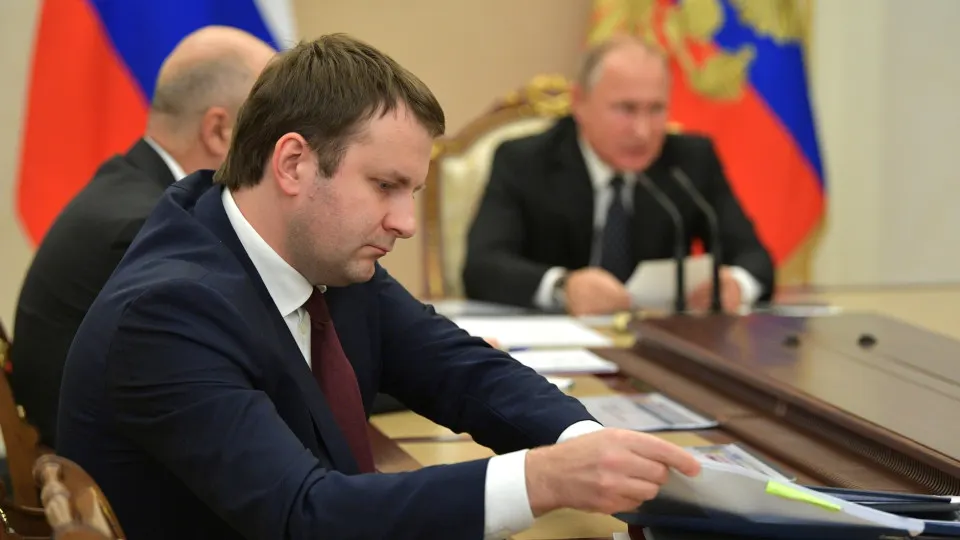 Помощник президента по экономике заявил, что падение ВВП в начале года объясняется структурными проблемами и дефицитом ресурсов, а не перебоями с доступом в сеть. Центробанк ожидает роста 0,5–1,5%, при этом потребление и инвестиции остаются сдержанными.