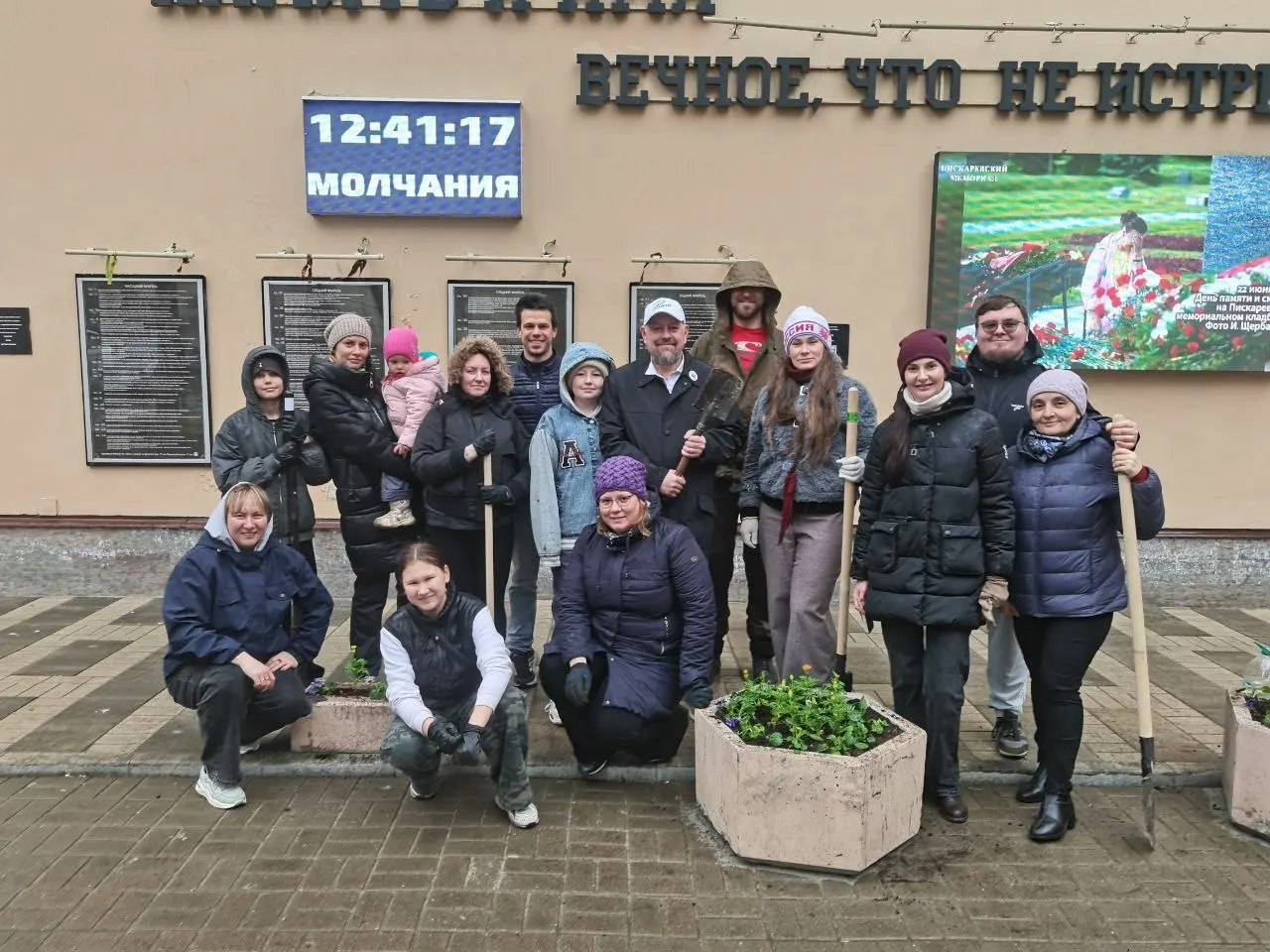 В Санкт-Петербурге прошёл общегородской субботник, к которому, по официальным данным, присоединились около 200 тысяч горожан. Уборка и благоустройство прошли во всех районах города — от мемориалов памяти до парков и киностудии «Ленфильм».