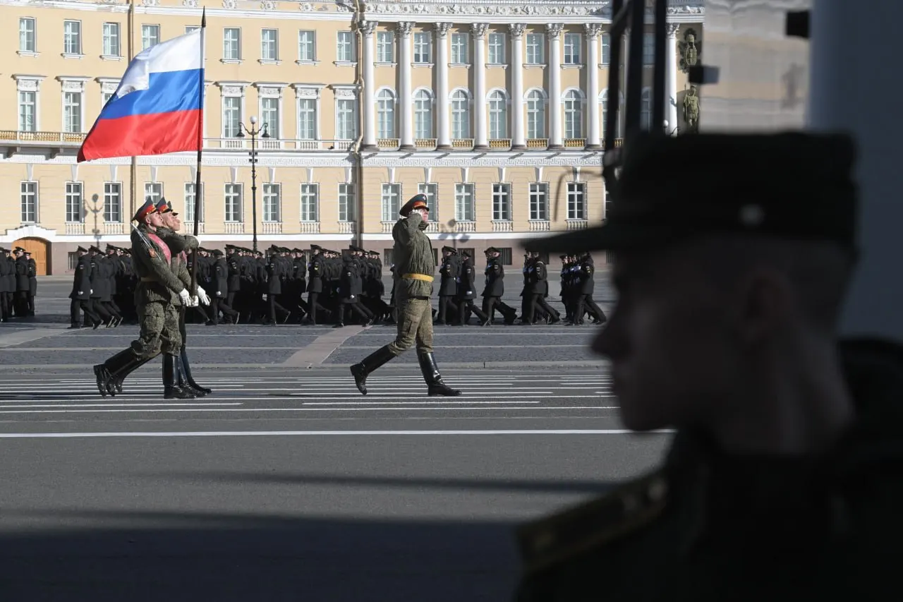 После совещания по правопорядку при участии губернатора планы по рассылке приглашений на празднование 9 Мая в Петербурге значительно изменили: число приглашений на Дворцовую площадь резко сократили, а решение по очному «Бессмертному полку» ещё не принято.