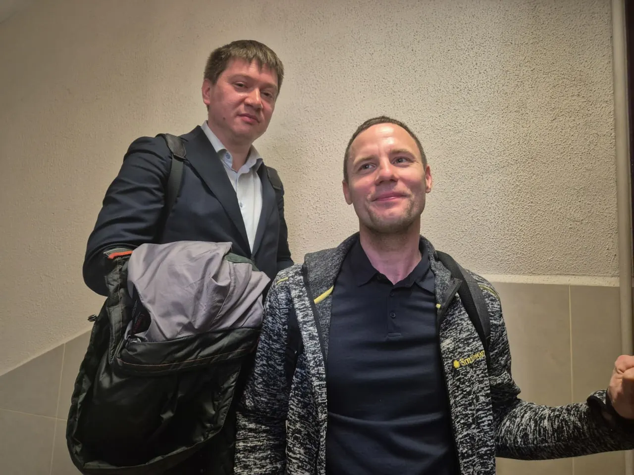Юрист Никита Сорокин рассказал, что из полиции звонили с требованием явиться для составления протокола и угрожали принудительной доставкой и обвинением в неповиновении; против него также возбуждены административные дела о «дискредитации» армии.