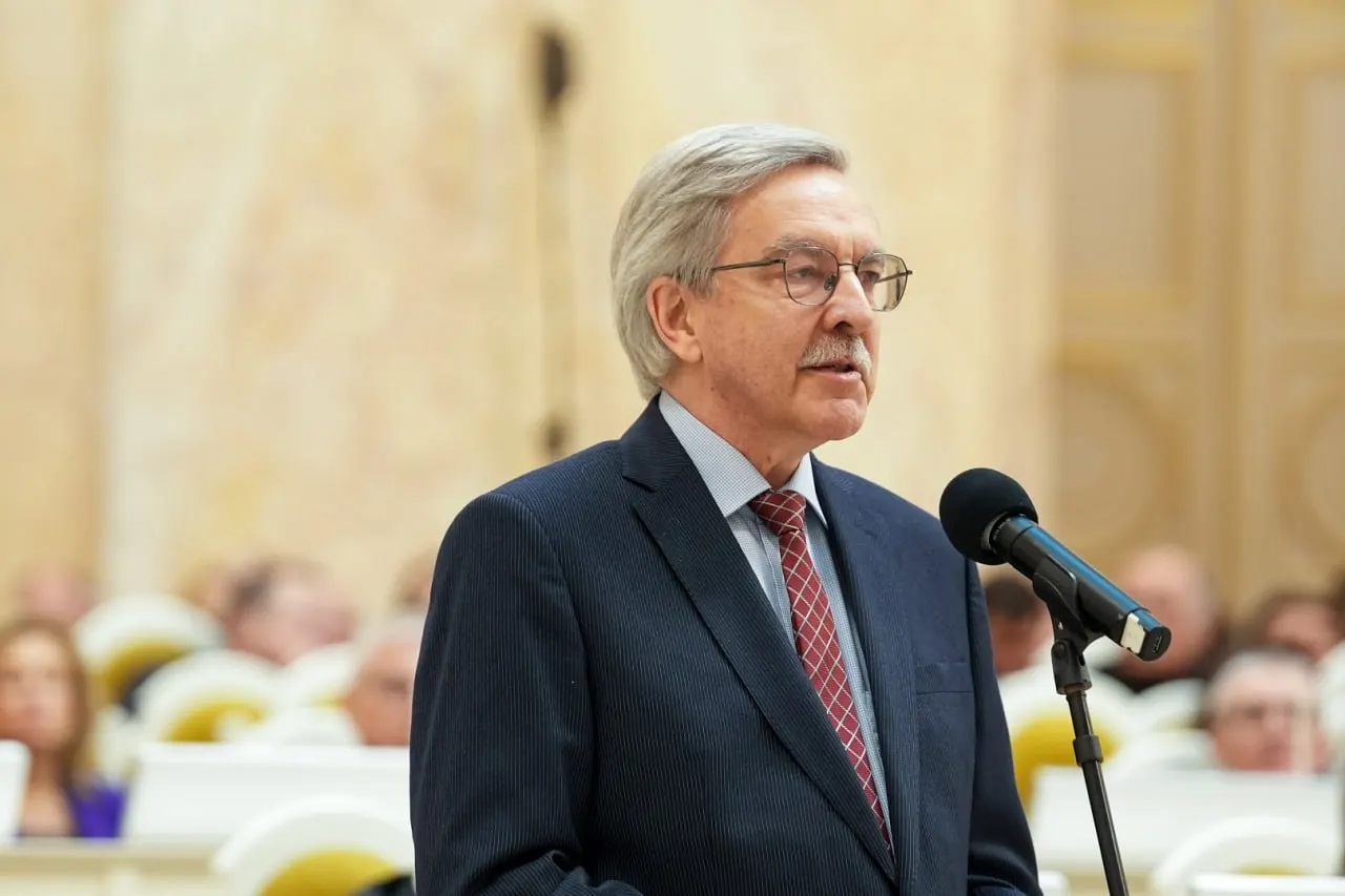 Депутат заявил, что уступает место следующему в списке, поскольку не сможет переизбраться в Законодательное собрание после административного штрафа; парламентарии проголосовали за прекращение его полномочий.