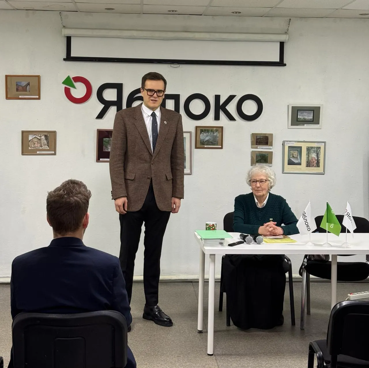 Лидер фракции «Яблоко» в ЗакСе сообщил, что его место в фракции займёт 34‑летний активист Дмитрий Анисимов. Анисимов известен защитой градских памятников и инициативами по созданию парков.