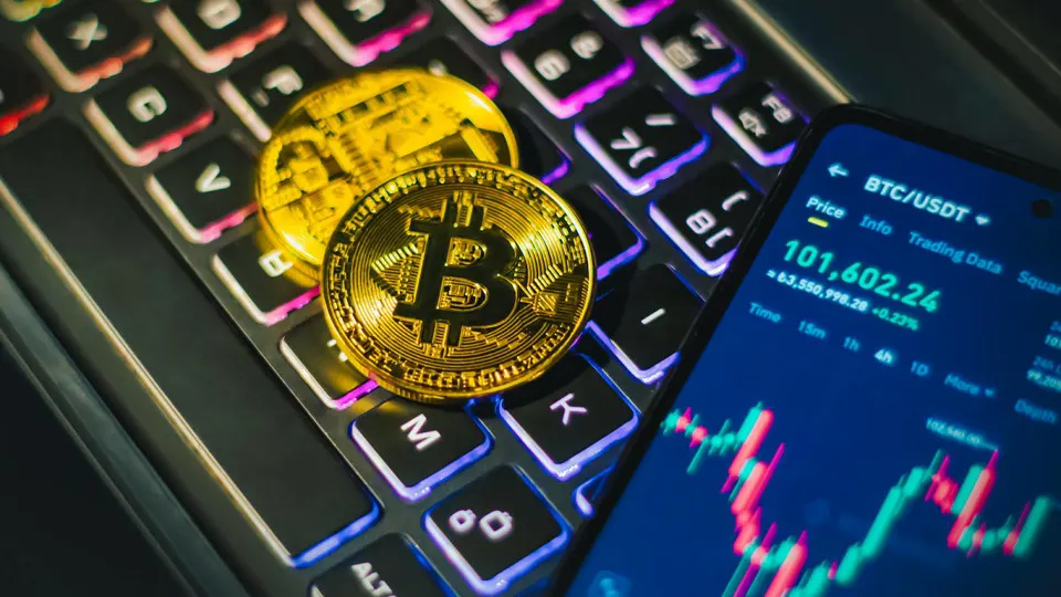 Кайл Наги, которого в США обвиняют в мошенничестве в рамках дела SafeMoon, в 2025 году находился в Москве. В отношении него и его партнёров ведутся уголовные дела в США, ОАЭ и России; сам Наги объявлен в розыск ФБР.