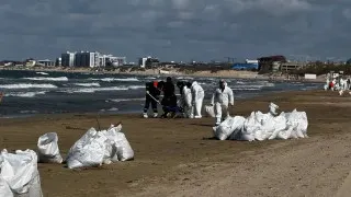 У побережья Туапсе в Черном море появилось масштабное нефтяное загрязнение после ударов беспилотников по нефтяной инфраструктуре; разлив локализуют боновыми заграждениями и спецсудами, параллельно продолжается тушение пожара на морском терминале.