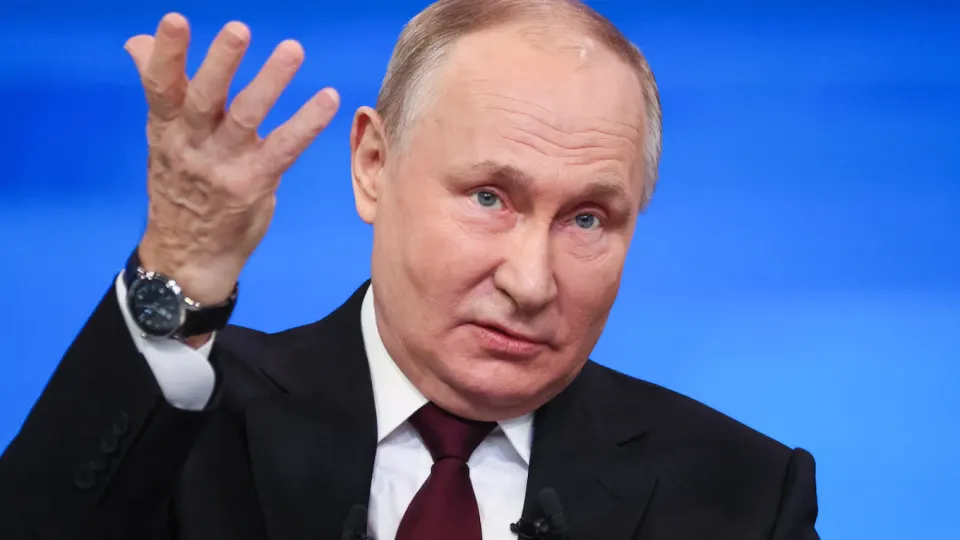 После возгорания нефтеперерабатывающего завода в Туапсе в море попала нефть, над городом фиксировали «нефтяные дожди». Президент заявил, что серьёзных угроз нет, однако удары по энергообъектам могут иметь серьёзные экологические последствия.