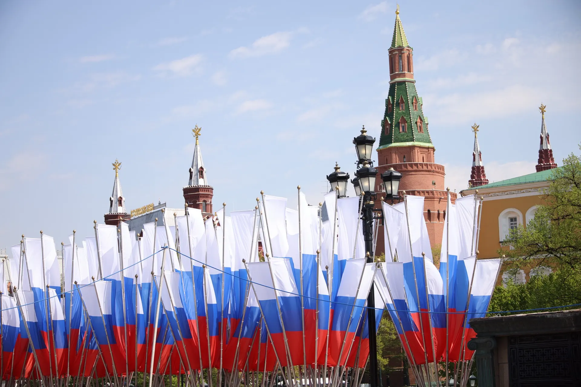 Военное ведомство сообщило о приостановке боевых действий с 00:00 8 мая до 10 мая. В то же время там предупредили о возможном массированном ударе по центру Киева в случае попыток сорвать московские торжества.