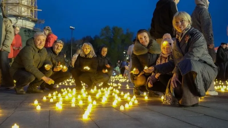 На Кремлёвской площади жители создали масштабное световое полотно из свечей — образы витязя, солдата и современного бойца заняли более 500 м²; в работе участвовали свыше 200 волонтёров.