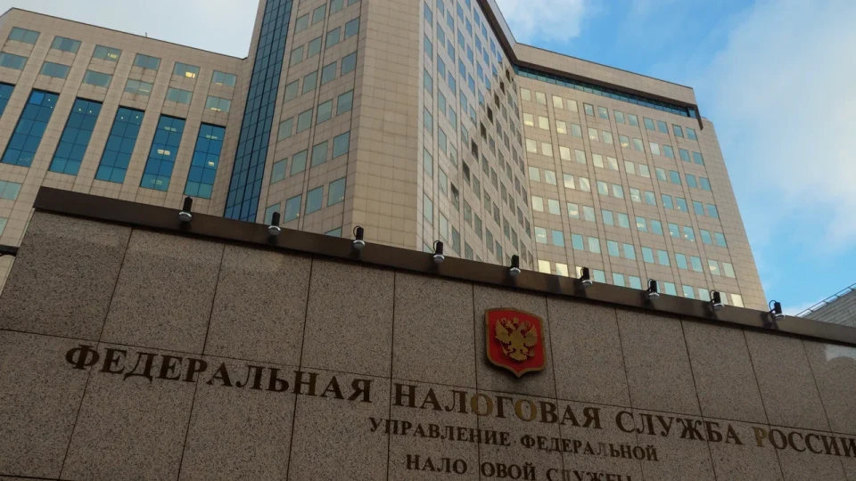 Налоговые власти усиливают надзор за малым бизнесом: переоткрытие ИП для «обнуления» лимитов НДС теперь может привести к доначислениям, штрафам и пеням. Усиление контроля происходит на фоне роста дефицита федерального бюджета.