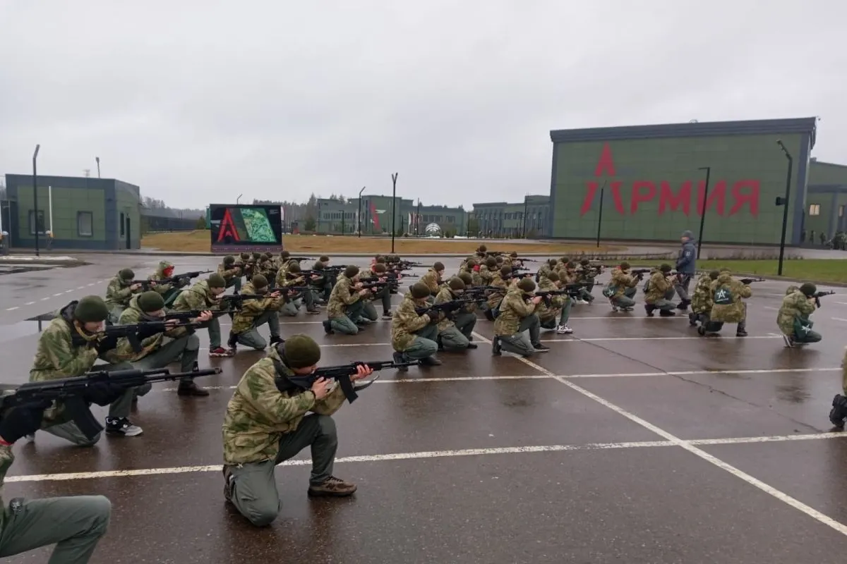 По расследованию, за последние пять лет на центры «Авангард» и «Воин» из бюджета направлено минимум 50 млрд рублей. Школьников там обучают строевой подготовке, обращению с оружием и управлению дронами; участники рассказали о попытках вербовки и склонении к поступлению в военные вузы.