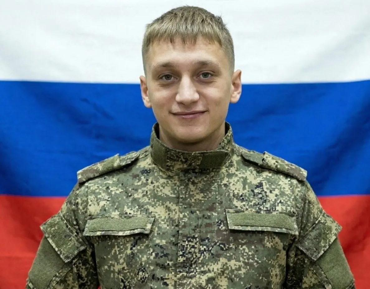 23‑летний студент заключил контракт в январе, прошёл обучение оператором БПЛА и погиб под Луганском через три месяца службы. Приёмная мать утверждает, что он солгал о поездке и очень хотел служить.