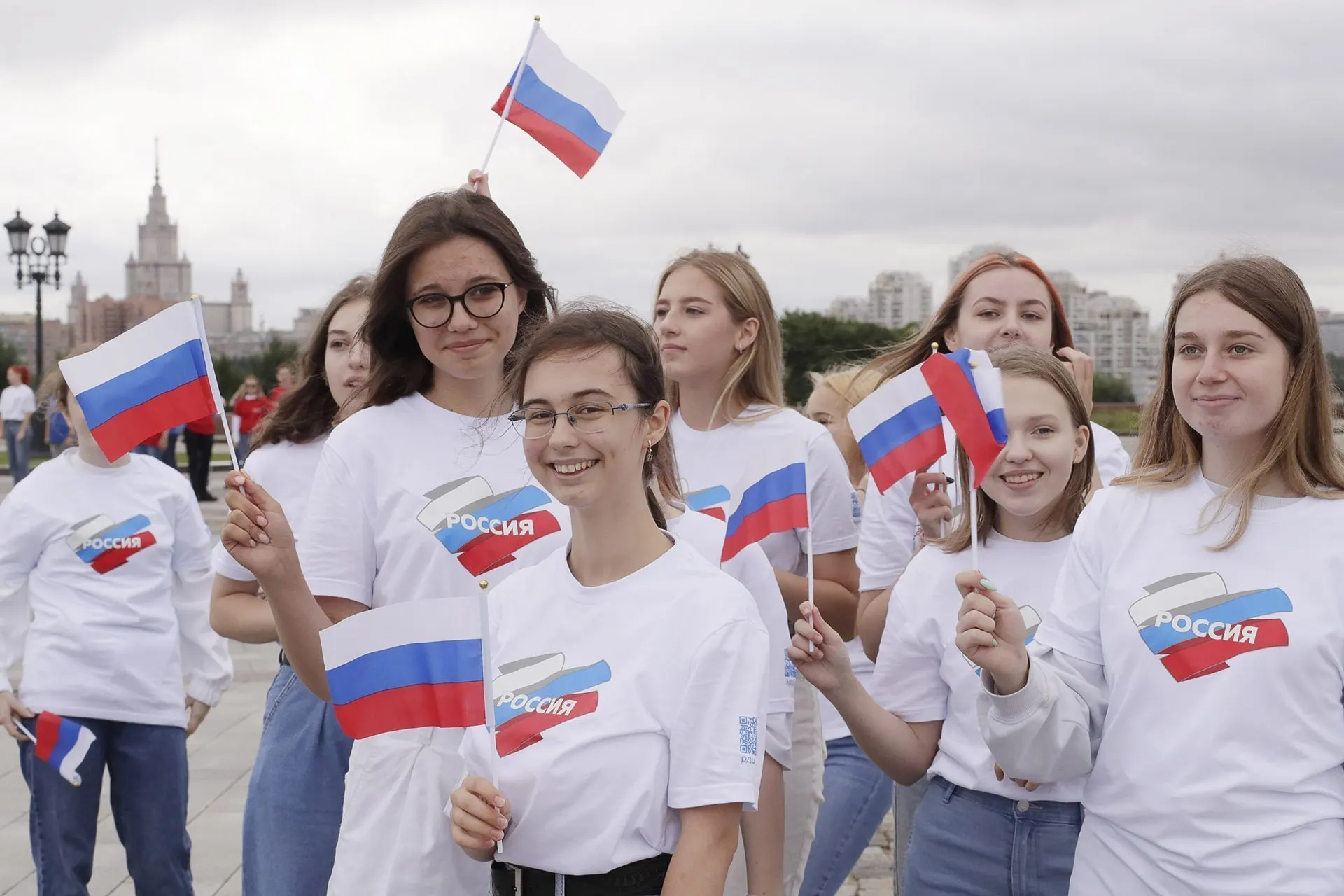 Государство значительно увеличивает финансирование патриотических программ, вводя сложную систему показателей. Однако учёт «участий», размытые единицы измерения и механическое суммирование охватов ставят под сомнение реальную эффективность этих вложений.